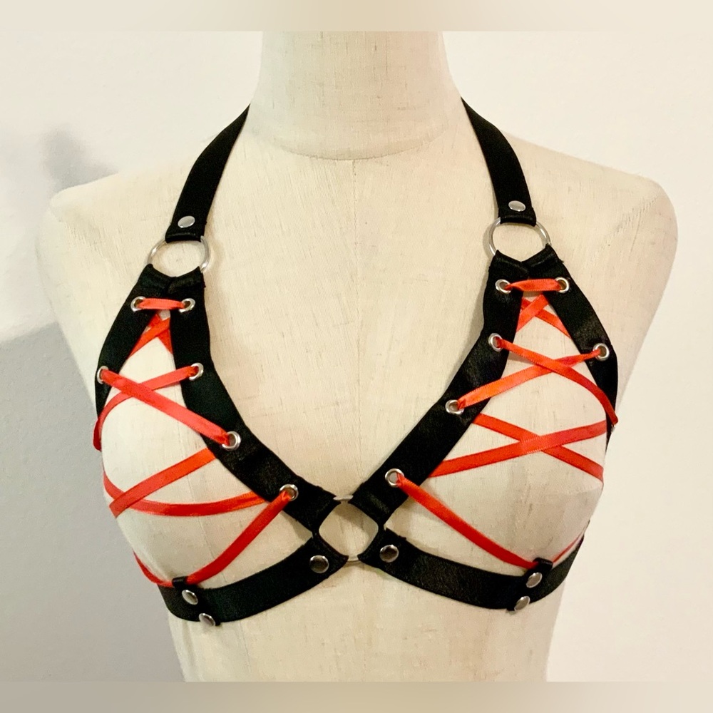 ROMWE GRUNGE PUNK DARK GOTHIC HOLLOW STYLE METAL RINGED BRALETTE BLACK/RED